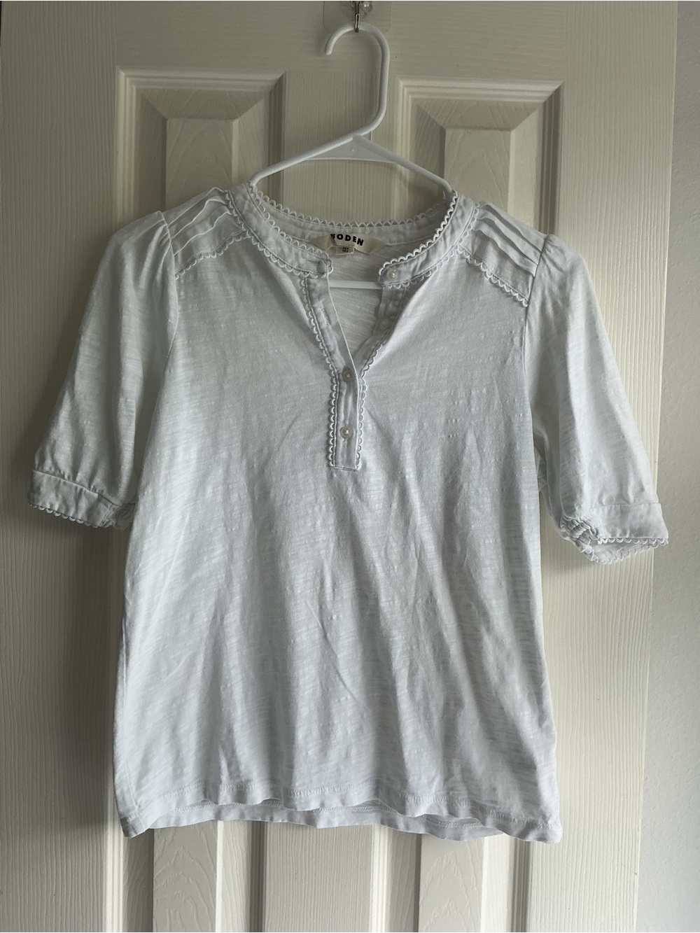 Boden White Short-Sleeve Embroidered Henley Top sz 2